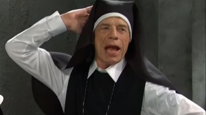 Mick Jagger si traveste da suora negli sketch del Saturday Night Live