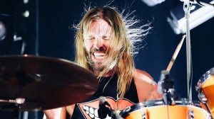 Morte Taylor Hawkins, dalla prima autopsia ritrovati dieci tipi di sostanze nel corpo del batterista