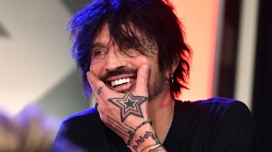 Motley Crue, ecco come si è rotto le costole Tommy Lee