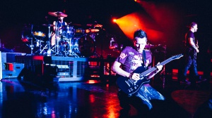 Muse, Matt Bellamy distrugge una chitarra e la ragala ad un fan