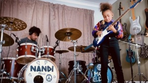 Nandi Bushell ospita il batterista degli Arctic Monkeys