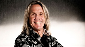 Nicko McBrain racconta la sua storia: arriva la prima autobiografia dello storico batterista degli Iron Maiden