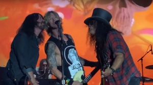 Organizzatori staccano la spina ma Guns N'Roses e Dave Grohl continuano a suonare