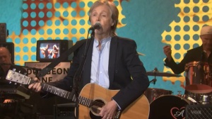 Paul McCartney torna a SNL: duetto con Chad Smith e sketch con Will Ferrell