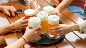 Quali sono le migliori canzoni rock per brindare?