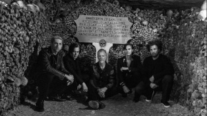 Queens Of The Stone Age, il live nelle catacombe di Parigi al cinema in Italia