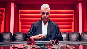 Rammstein, guarda Till Lindemann nei panni di un cowboy, di un nerd e altri personaggi per uno spot