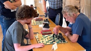 Robert Plant “perde” a scacchi contro un 17enne: la strana sfida a un torneo locale