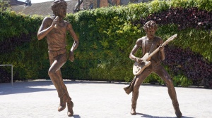 Rolling Stones, Dartford inaugura le statue di Mick Jagger e Keith Richards