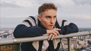 Sam Fender contro il caro biglietti: prezzi rivisti e niente prato premium nel tour 2027