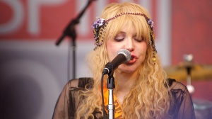 Sharon Osbourne riapre la guerra con Courtney Love: «Diede droga a Kelly da ragazzina»