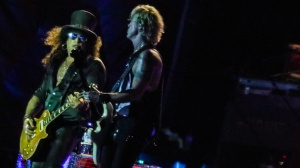 Slash e Duff McKagan con Gibson per beneficenza