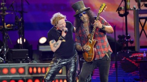 Slash: "I Guns stanno cercando di fare un album"