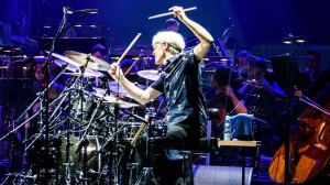 Stewart Copeland: punk, tecnica e visioni sinfoniche