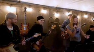 Taylor Hawkins, Josh Homme, Chad Smith e altri insieme per beneficenza