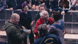 The Killers, pensionato fa crowdsurfing al concerto: "Mi sto solo divertendo"