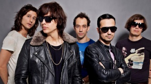 The Strokes 'su ordinazione' nel video di 'Bad Decisions'