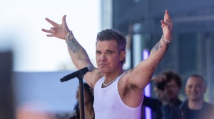 Tony Iommi e Glenn Hughes con Robbie Williams