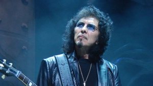 Tony Iommi sul palco con gli Hollywood Vampires