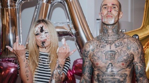 Travis Barker ha messo sotto contratto Avril Lavigne