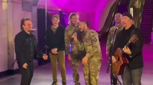 U2, Bono e The Edge si esibiscono nella metropolitana di Kiev per il popolo ucraino