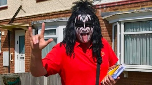 Un postino inglese fa le consegne travestito da Kiss