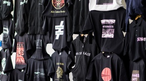 Una donna britannica rischia il carcere per aver venduto false t-shirt di gruppi rock