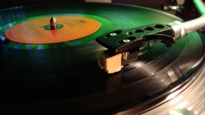 Vinile, per la prima volta dopo 30 anni le vendite in Italia superano quelle dei CD