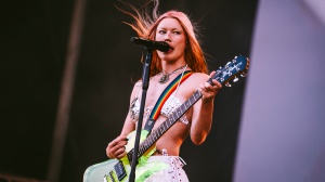 Wet Leg e chitarre “sbagliate”: quando l’indie rock ruba l’estetica al metal