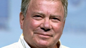 William Shatner debutta nel metal a 95 anni: al Riot Fest canta Ozzy, Metallica e Motörhead
