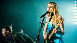 Wolf Alice a Radiofreccia: "Invitati dai Foo Fighters per una grigliata. Ora suoniamo con loro e QOTSA"