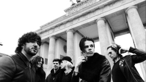 Yungblud annuncia il suo film (e offre un giro di bevute ai fan)