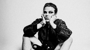 Yungblud risponde ad un fan che lo accusa di suonare per finta