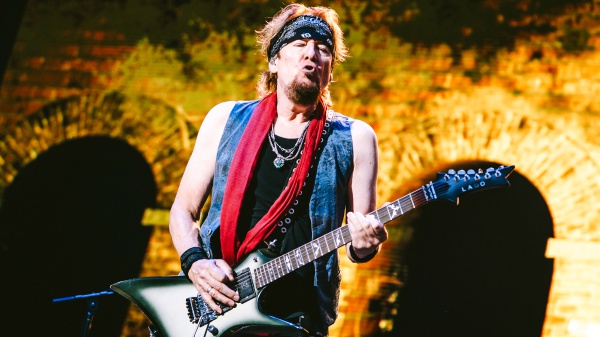 Adrian Smith: il suono degli Iron Maiden, tra melodia e un assolo in hangover