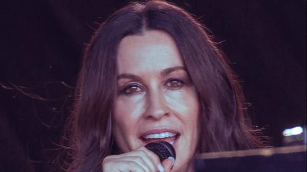 Alanis Morissette fa causa all’ex tour manager: le accuse di ricatto