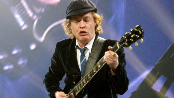 Angus Young: la SG, Malcolm e il suono essenziale degli AC/DC