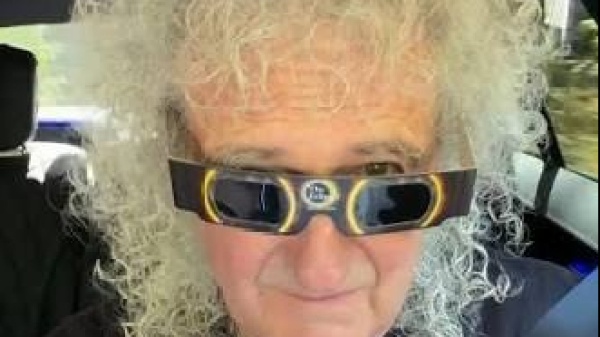 Brian May contro l'AI, poi guarda l'eclissi con i Pink Floyd e torna alla chitarra con Tony Iommi