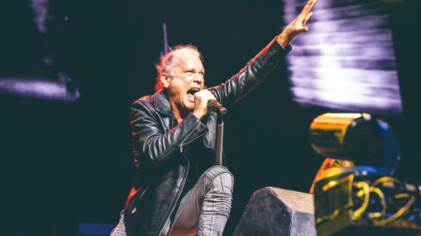 Bruce Dickinson contro i cantanti senza voce