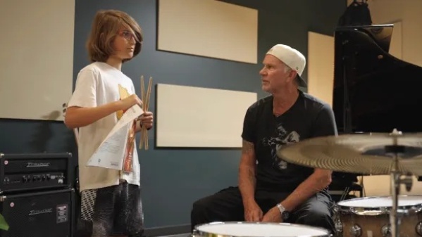 Chad Smith sorprende studenti: insegnante di batteria per un giorno