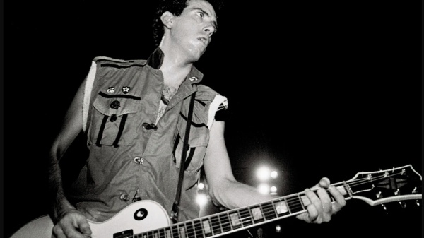 Clash: Mick Jones, il guitar hero che ha portato il punk oltre il punk