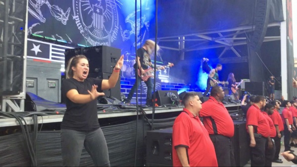 Dai Metallica ai Coldplay: come si traduce un concerto rock nella lingua dei segni