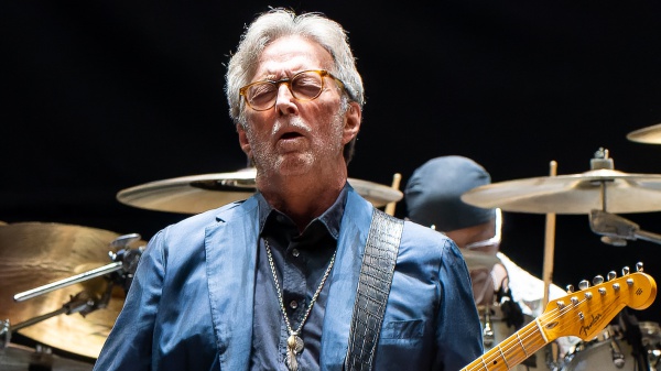 Eric Clapton colpito da un vinile a Madrid: concerto chiuso senza encore