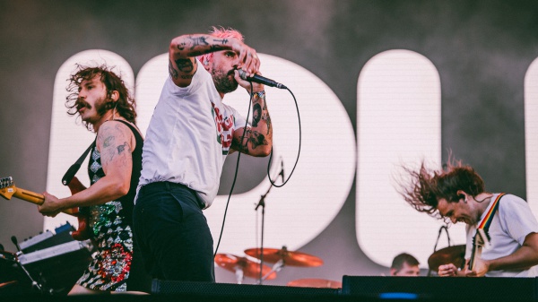 IDLES, il nuovo brano “Levitator” accende il futuro della band