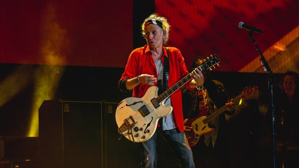 Keith Richards, dalla palma alle armi: gli incidenti reali che hanno costruito il mito