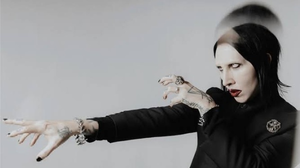 Marilyn Manson circondato da 'mini me' nel video per Front Toward Enemy