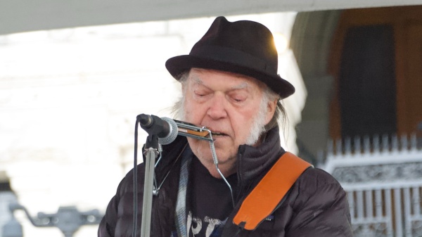 Neil Young fa causa a Trump: “Rockin’ in the Free World” torna al centro dello scontro