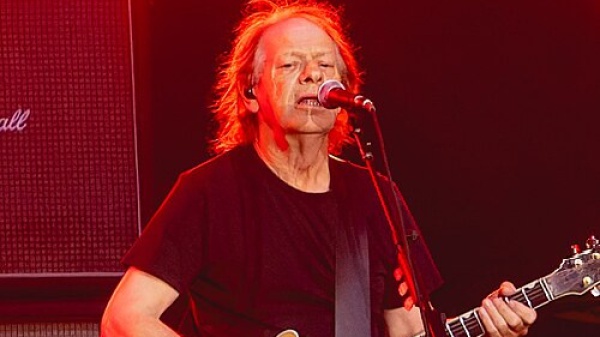 Paura per gli AC/DC, Stevie Young ricoverato d'urgenza