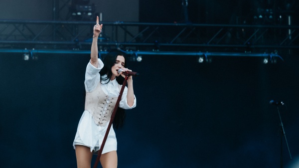 Poppy: i featuring più esplosivi verso il live del 18 marzo a Milano