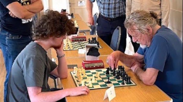Robert Plant “perde” a scacchi contro un 17enne: la strana sfida a un torneo locale