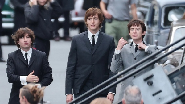 The Beatles, nuove immagini dai film di Sam Mendes: i Fab Four ricreano A Hard Day’s Night